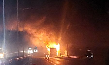 Debido al siniestro, la Policía cortó el tránsito en las dos manos de la Circunvalación para que trabajen los bomberos. Debido al siniestro, la Policía cortó el tránsito en las dos manos de la Circunvalación para que trabajen los bomberos.