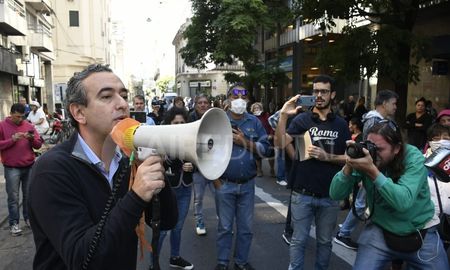 En Rosario, el intendente Javkin le puso el cuerpo a la prevención del coronavirus cuando se amontonó gente en las colas de los bancos. En Rosario, el intendente Javkin le puso el cuerpo a la prevención del coronavirus cuando se amontonó gente en las colas de los bancos.