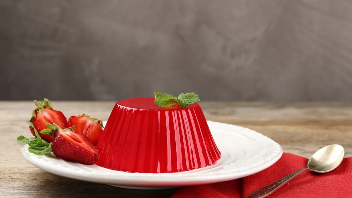 La gelatina casera de frutilla es un postre rico y rápido de preparar en casa. La gelatina casera de frutilla es un postre rico y rápido de preparar en casa. 