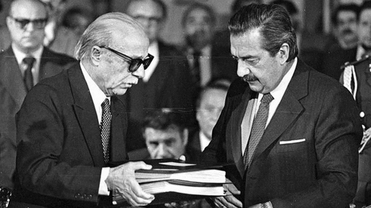 La base documental para el histórico Juicio a las Juntas militares fue la información recabada por la Conadep. En la foto, Ernesto Sábato entrega los testimonios al entonces presidente, Raúl Alfonsín. La base documental para el histórico Juicio a las Juntas militares fue la información recabada por la Conadep. En la foto, Ernesto Sábato entrega los testimonios al entonces presidente, Raúl Alfonsín.