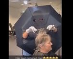 El invento de una peluquera para poder trabajar. El invento de una peluquera para poder trabajar.