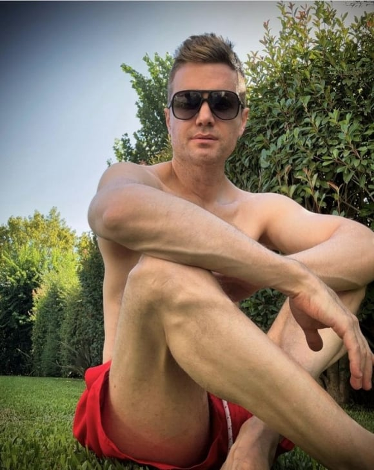 Santiago del Moro en traje de baño al borde de la piscina.