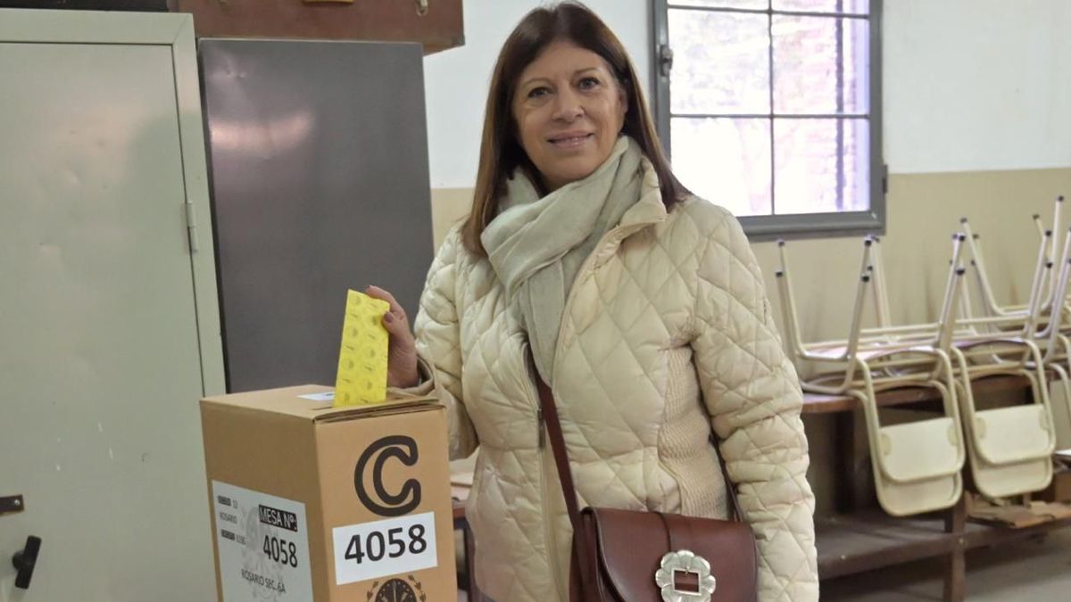 Clara García llamó a sacar fuerzas y votar pese al frío tras sufragar en Rosario
