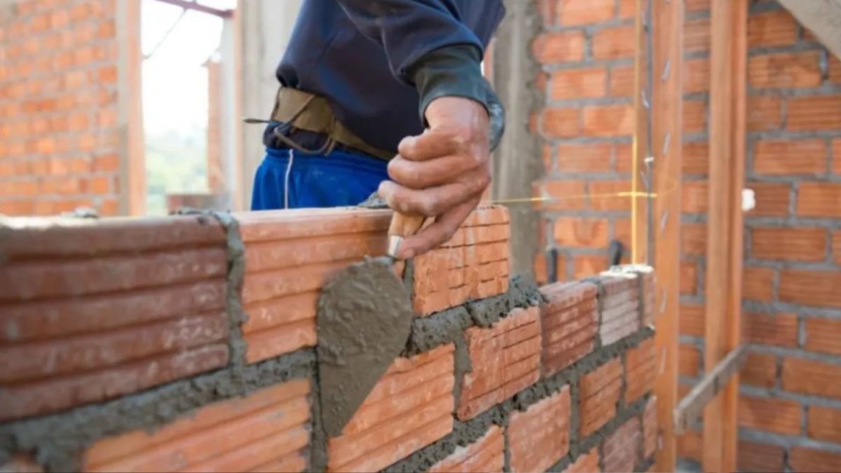 Este es el sueldo de un albañil en abril de 2025