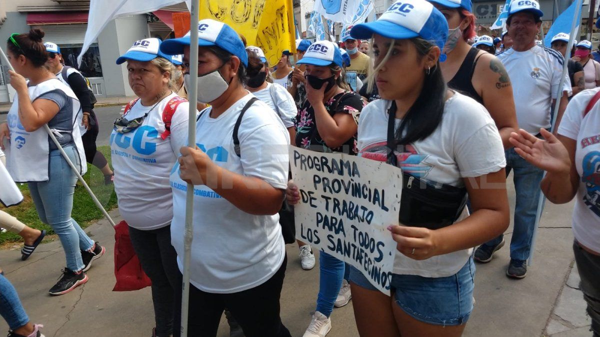 Los manifestantes se concentraron en la plaza San Martín y marcharon a la Municipalidad de Santa Fe y a Casa de Gobierno. 