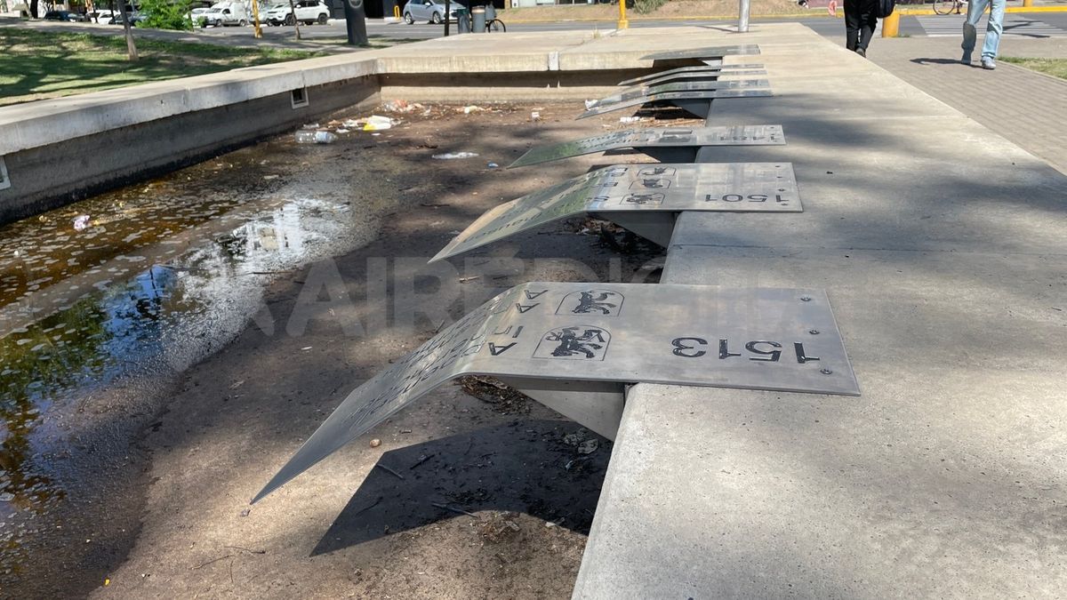 Las placas de la fuente de agua fueron vandalizadas.