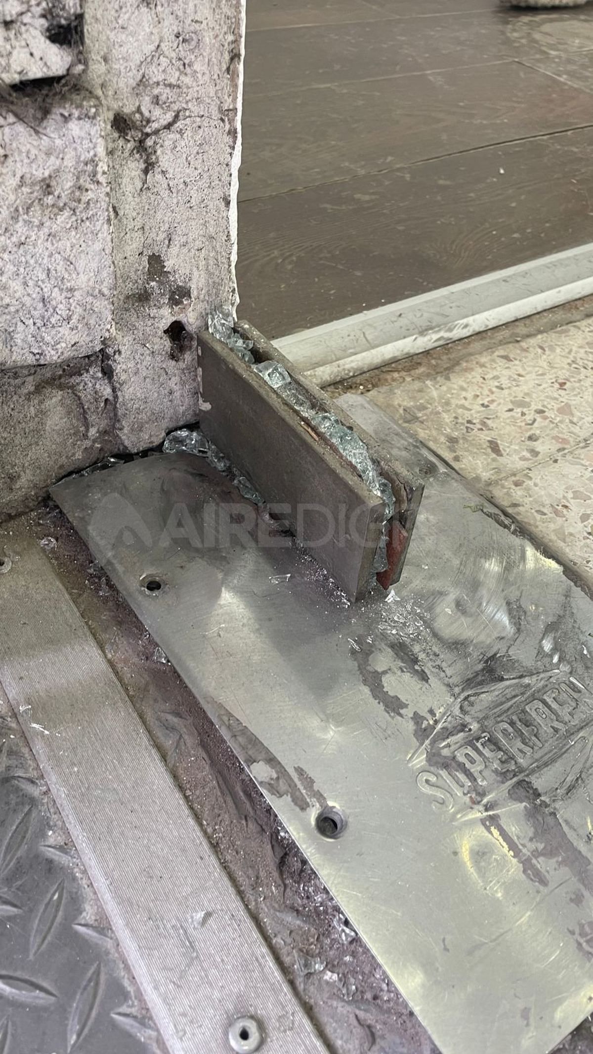 Los delincuentes rompieron la reja y la puerta de ingreso para robarse postres y helados. Los delincuentes rompieron la reja y la puerta de ingreso para robarse postres y helados.