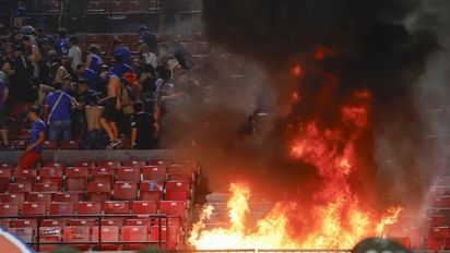 La barra de la U de Chile provocó un incendio en el estadio Nacional