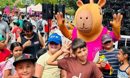 Niños y niñas queasisten a las sedes de Estacioneros y AMSAPP visitaron el Centro Municipal deDeportes para participar de las actividades y conocer a la mascota oficial delos Juegos Suramericanos 2026, que se realizarán en Santa Fe. Niños y niñas queasisten a las sedes de Estacioneros y AMSAPP visitaron el Centro Municipal deDeportes para participar de las actividades y conocer a la mascota oficial delos Juegos Suramericanos 2026, que se realizarán en Santa Fe.