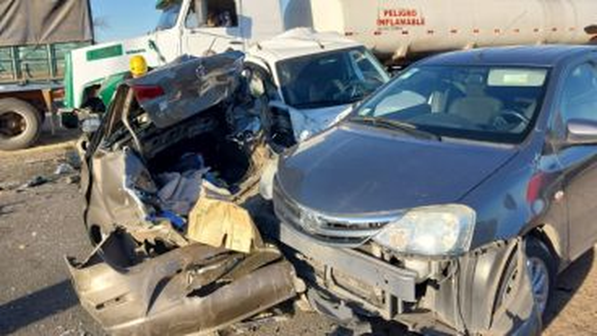 Según vecinos de la zona, al momento de choque en cadena había humo en el lugar por la quema de pastizales, lo que podría haber reducido la visibilidad de los conductores.