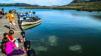 Escapada a un refugio cerca de Mar del Plata, con laguna, sierras y paisajes parecidos a Europa