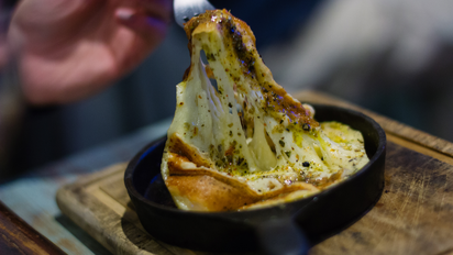 Provoleta a la parrilla: el secreto del parrillero para que salga crocante y no se pegue