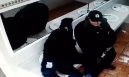 Viral: acalorado encuentro entre dos policías en un baño termina muy mal Viral: acalorado encuentro entre dos policías en un baño termina muy mal