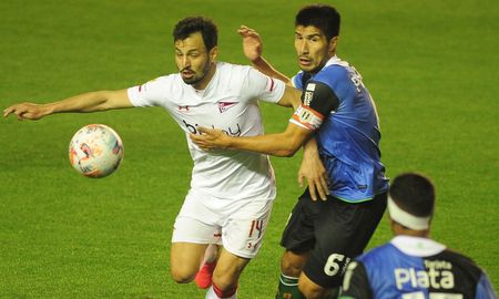 Banfield y Estudiantes igualaron 1-1 en un emotivo partido por el Torneo de la Liga Profesional. Banfield y Estudiantes igualaron 1-1 en un emotivo partido por el Torneo de la Liga Profesional.