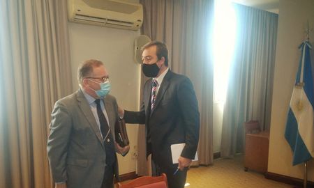 A la salida de la reunión Lagna afirmó que tuvimos una reunión de trabajo muy positiva con el Ministro de Justicia de la Nación donde abordamos varios temas. El primero era retomar el programa de desarme voluntario que tuvimos que suspender por la pandemia. A la salida de la reunión Lagna afirmó que tuvimos una reunión de trabajo muy positiva con el Ministro de Justicia de la Nación donde abordamos varios temas. El primero era retomar el programa de desarme voluntario que tuvimos que suspender por la pandemia.