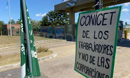 Bajo la consigna No sobra nadie, este martes se realizó una jornada de lucha en defensa del Conicet en todo el país. Bajo la consigna No sobra nadie, este martes se realizó una jornada de lucha en defensa del Conicet en todo el país.