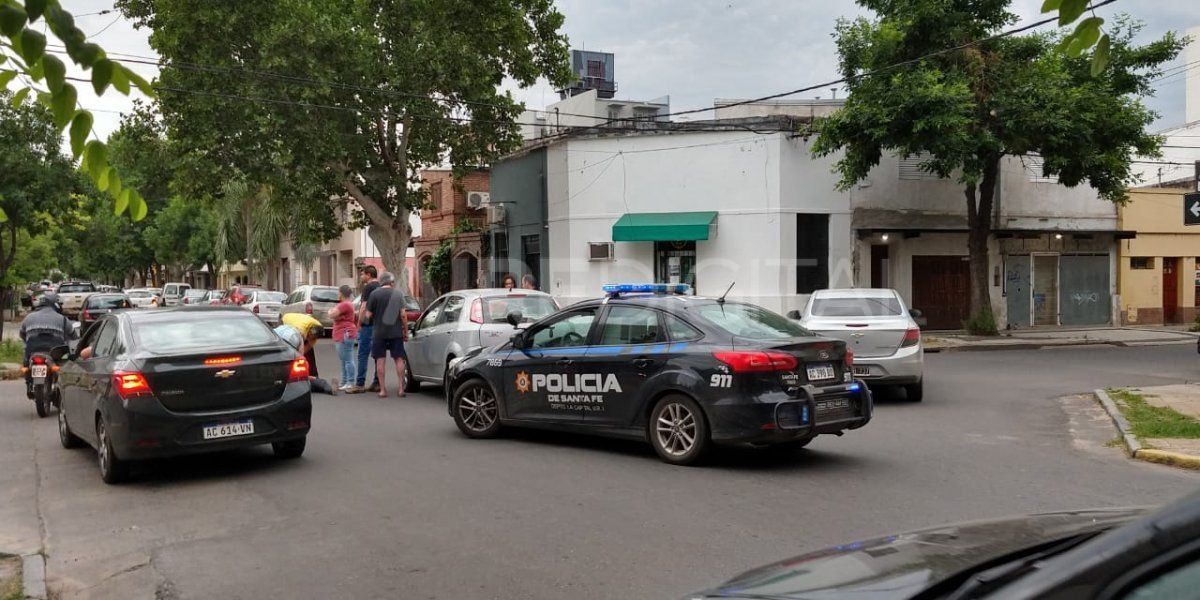 Accidente de tránsito en el macrocentro santafesino: una ciclista sufrió lesiones leves