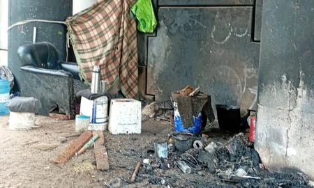 Dos detenidos por rociar con combustible y prender fuego a un indigente en Rosario. Dos detenidos por rociar con combustible y prender fuego a un indigente en Rosario.
