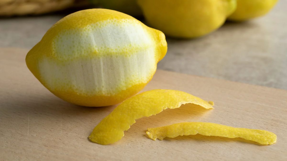 Los beneficios de frotar un limón en la parrilla. Los beneficios de frotar un limón en la parrilla.