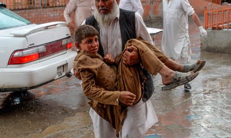 al menos 62 muertos tras una explosion en una mezquita en afganistan al menos 62 muertos tras una explosion en una mezquita en afganistan