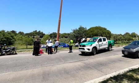 Una motociclista cayó al asfalto en la Ruta Nacional 168. El tránsito se redujo a un carril y generó demoras sobre el viaducto Oroño. Una motociclista cayó al asfalto en la Ruta Nacional 168. El tránsito se redujo a un carril y generó demoras sobre el viaducto Oroño.