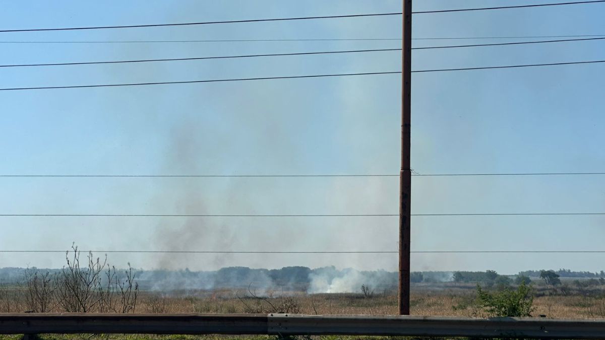 Una columna de humo negro se visibilizó durante la tarde de este martes a la vera de la Ruta. Una columna de humo negro se visibilizó durante la tarde de este martes a la vera de la Ruta.