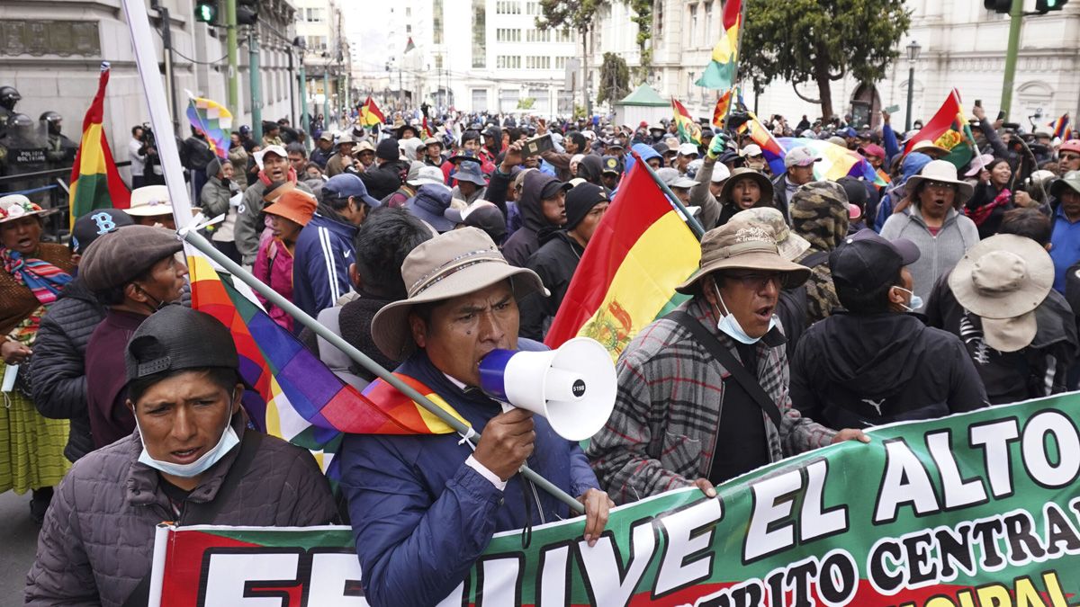 Manifestantes que exigen la renuncia del presidente boliviano, Rodrigo Paz, gritan consignas durante una protesta hacia la Plaza Murillo, en donde se encuentra el Palacio de Gobierno, en La Paz, Bolivia, el 25 de mayo de 2026. Manifestantes que exigen la renuncia del presidente boliviano, Rodrigo Paz, gritan consignas durante una protesta hacia la Plaza Murillo, en donde se encuentra el Palacio de Gobierno, en La Paz, Bolivia, el 25 de mayo de 2026.