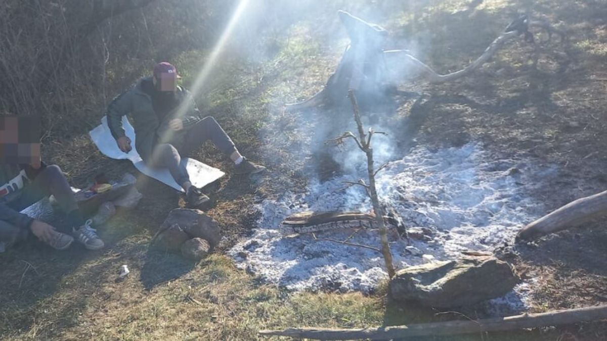 Un presunto bombero voluntario fue detenido por iniciar fuego en un campo en Córdoba.