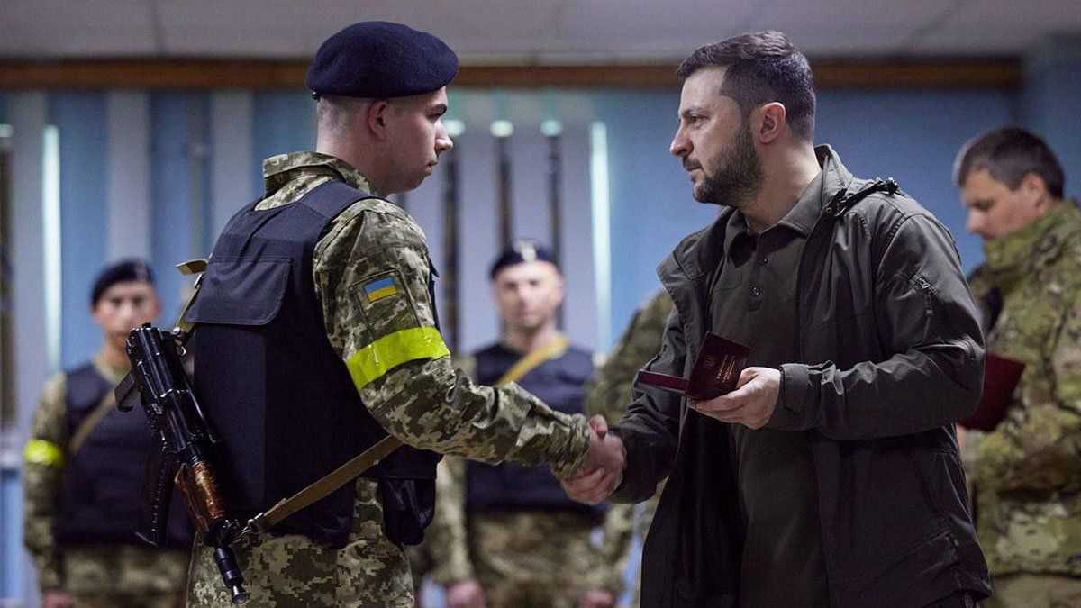 Zelenski fue a Járkov, en donde entregó medallas y animó a los soldados ucranianos.