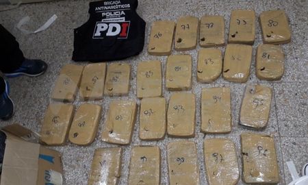 El reciente procesamiento contra Velázquez fue por el hallazgo de un cargamento de 148 kilos de marihuana que se encontraba en una camioneta Boxer que estaba estacionada en inmediaciones a la casa de uno de los laderos de Paz, en barrio 7 Jefes. El reciente procesamiento contra Velázquez fue por el hallazgo de un cargamento de 148 kilos de marihuana que se encontraba en una camioneta Boxer que estaba estacionada en inmediaciones a la casa de uno de los laderos de Paz, en barrio 7 Jefes.