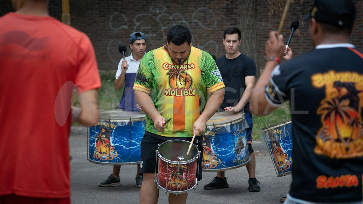 Muchos de los chicos que pasaron por las filas de percusionistas de algunas comparsas hoy están tocando en bandas tropicales locales muy conocidas.
