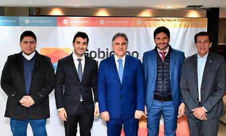 Los gobernadores de Chubut, Santa Fe, Córdoba, Jujuy y Santa Cruz anticiparon hoy que competirán “mancomunadamente” en las elecciones legislativas de octubre. Los gobernadores de Chubut, Santa Fe, Córdoba, Jujuy y Santa Cruz anticiparon hoy que competirán “mancomunadamente” en las elecciones legislativas de octubre.