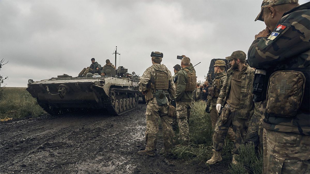 Soldados ucranianos en Járkov el lunes. AP.