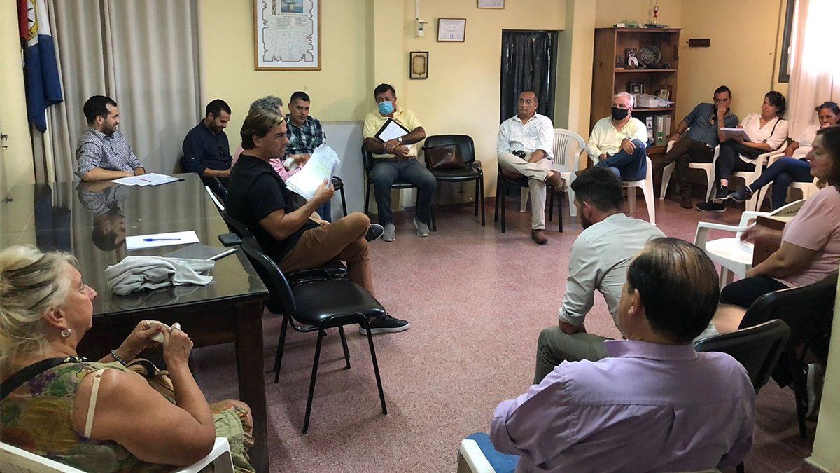 Este viernes se llevó a cabo la reunión entre funcionarios municipales y representantes de la vecinal Fomento 9 de Julio. 