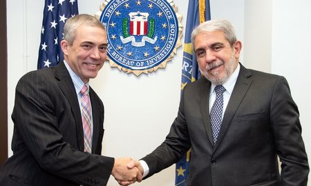 El Ministro de Seguridad, Aníbal Fernández, firmó en Washington un acuerdo con el FBI. El Ministro de Seguridad, Aníbal Fernández, firmó en Washington un acuerdo con el FBI.