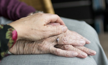 La reacción de una abuela al enterarse que su nieto es gay: No te enfades La reacción de una abuela al enterarse que su nieto es gay: No te enfades