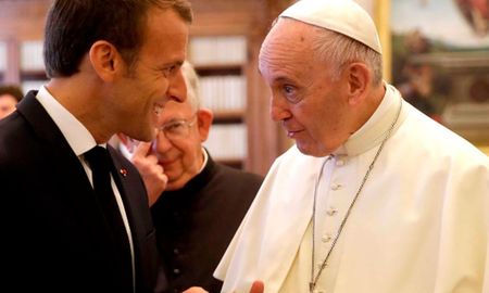 El Papa junto a Macron. El Papa junto a Macron.