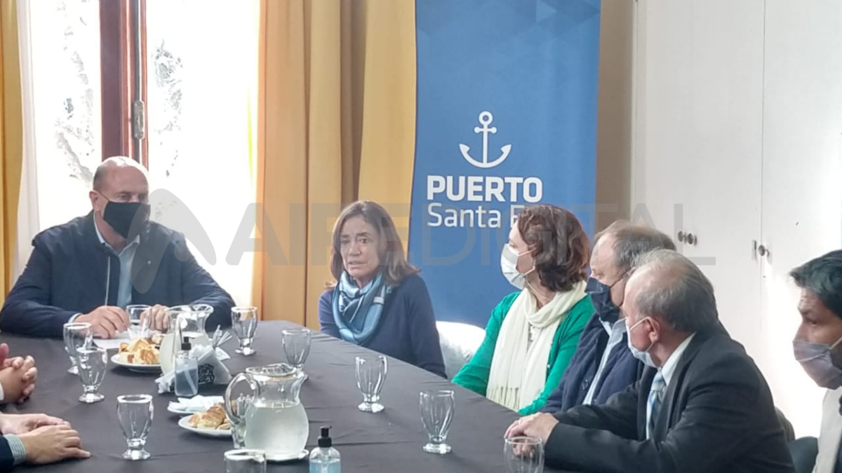 El gobernador junto con la titular de Aduanas, Silvia Traverso.