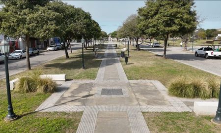 Delincuentes rompieron la vidriera de un comercio, robaron dinero, bebidas y herramientas. Hubo otro ataque similar en la misma avenida. Delincuentes rompieron la vidriera de un comercio, robaron dinero, bebidas y herramientas. Hubo otro ataque similar en la misma avenida.