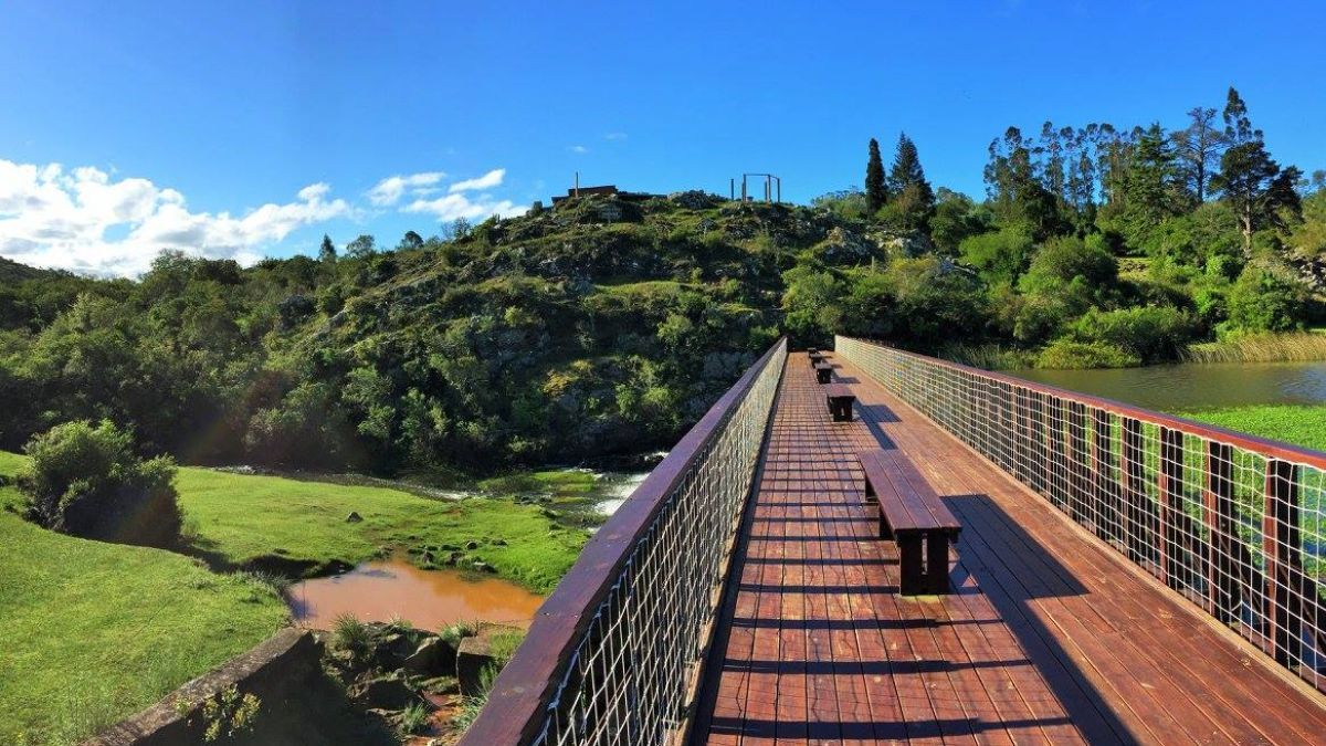 La geolog&iacute;a de esta regi&oacute;n pertenece a una de las formaciones m&aacute;s antiguas del planeta, lo que otorga a Villa Serrana una biodiversidad &uacute;nica en el Cono Sur.
