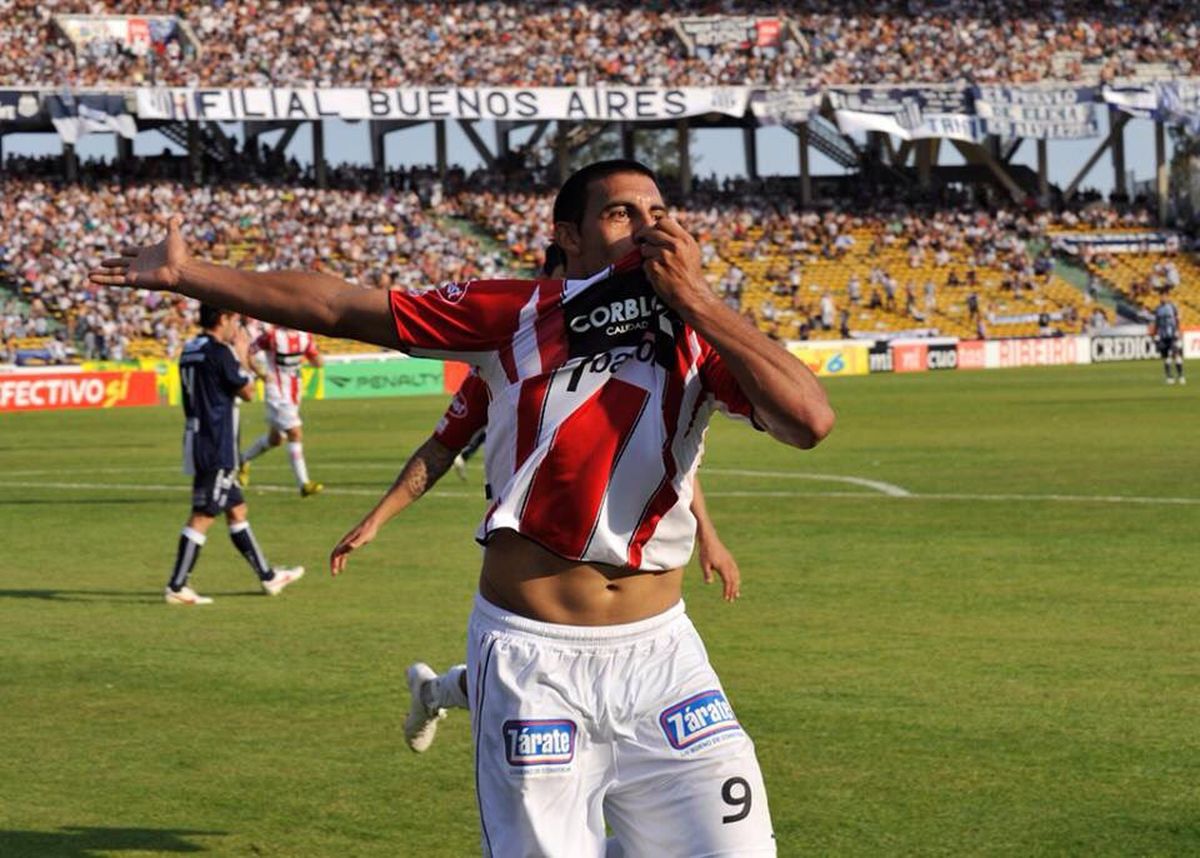 Wanchope Ábila debutó en Instituto de Córdoba, donde jugó seis años. Wanchope Ábila debutó en Instituto de Córdoba, donde jugó seis años.