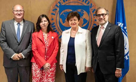 Damos la bienvenida a sus esfuerzos iniciales para fortalecer la sostenibilidad fiscal y coincidimos en la importancia de la implementación decisiva del programa para abordar los desafíos económicos y sociales de Argentina, sostuvo Georgieva. Damos la bienvenida a sus esfuerzos iniciales para fortalecer la sostenibilidad fiscal y coincidimos en la importancia de la implementación decisiva del programa para abordar los desafíos económicos y sociales de Argentina, sostuvo Georgieva.