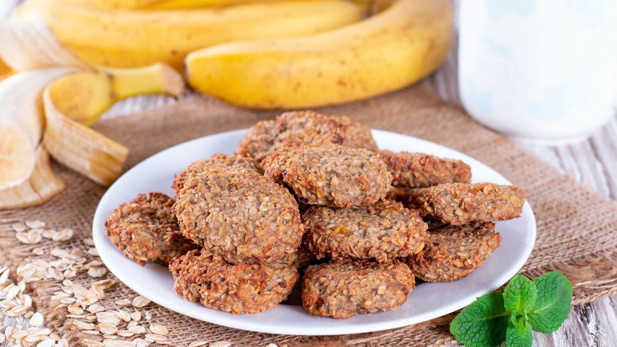 Estas galletitas de banana y avena son un snack dulce y nutritivo.