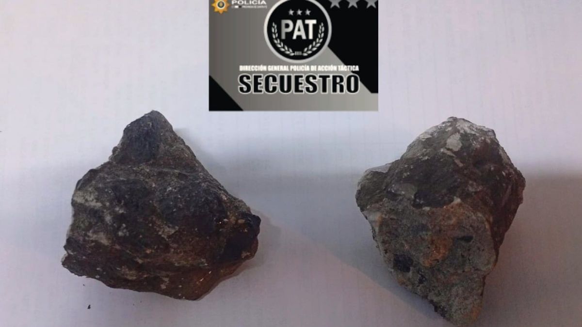 En el lugar fueron secuestrados dos trozos de piedra que habrían sido utilizados en el ataque. En el lugar fueron secuestrados dos trozos de piedra que habrían sido utilizados en el ataque.