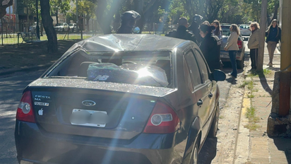 Susto en avenida Alem: dos carretillas cayeron desde un piso 24 y aplastaron un auto
