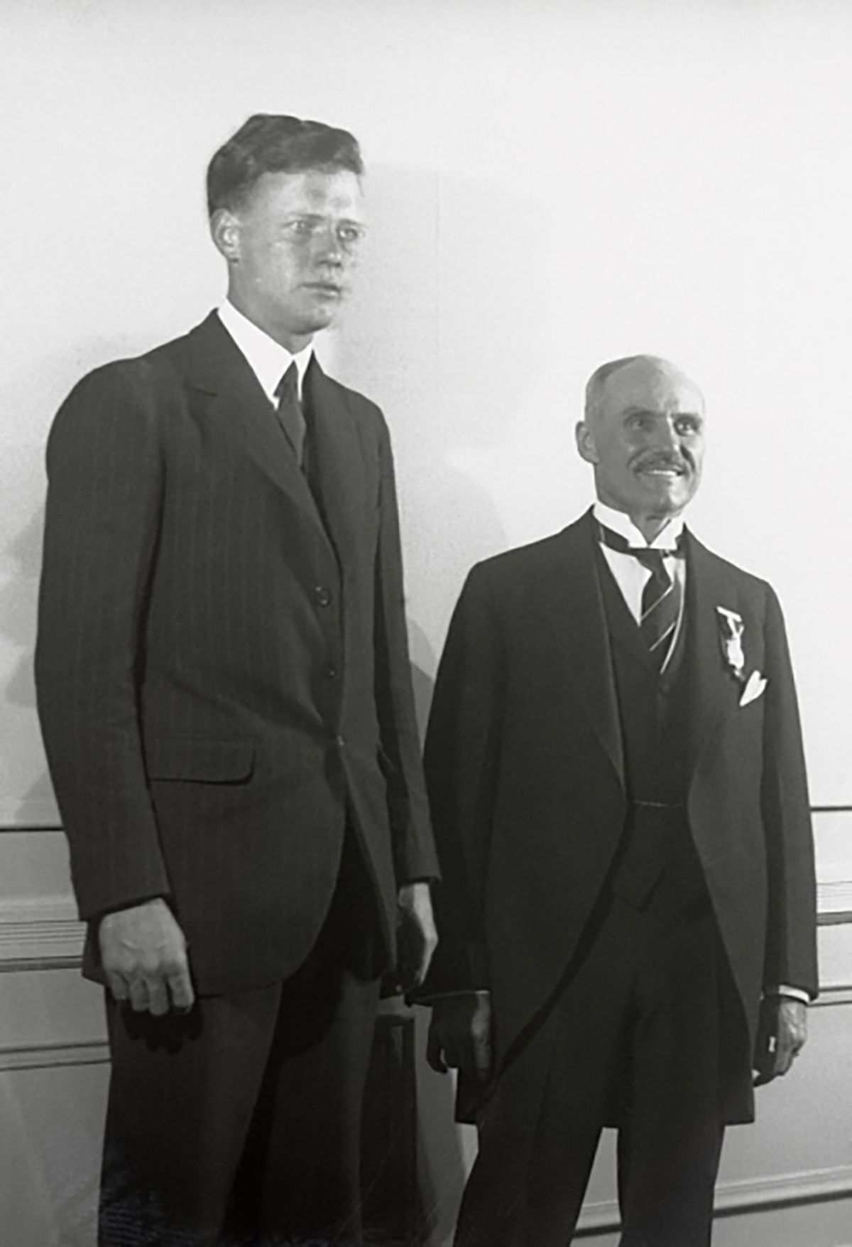 El jueves 16 de junio de 1927 y, en el Hotel Commodore de Nueva York, Lindbergh recibió formalmente el premio Orteig, instituido por el magnate, empresario hotelero y filántropo francés –nacionalizado estadounidense– Raymond Orteig (a su izquierda en la foto), y que era de 25.000 dólares (unos 350.000 dólares actuales) para el primer piloto que fuera capaz de hacer un vuelo transatlántico sin escalas, de Nueva York a París, o viceversa. El jueves 16 de junio de 1927 y, en el Hotel Commodore de Nueva York, Lindbergh recibió formalmente el premio Orteig, instituido por el magnate, empresario hotelero y filántropo francés –nacionalizado estadounidense– Raymond Orteig (a su izquierda en la foto), y que era de 25.000 dólares (unos 350.000 dólares actuales) para el primer piloto que fuera capaz de hacer un vuelo transatlántico sin escalas, de Nueva York a París, o viceversa.