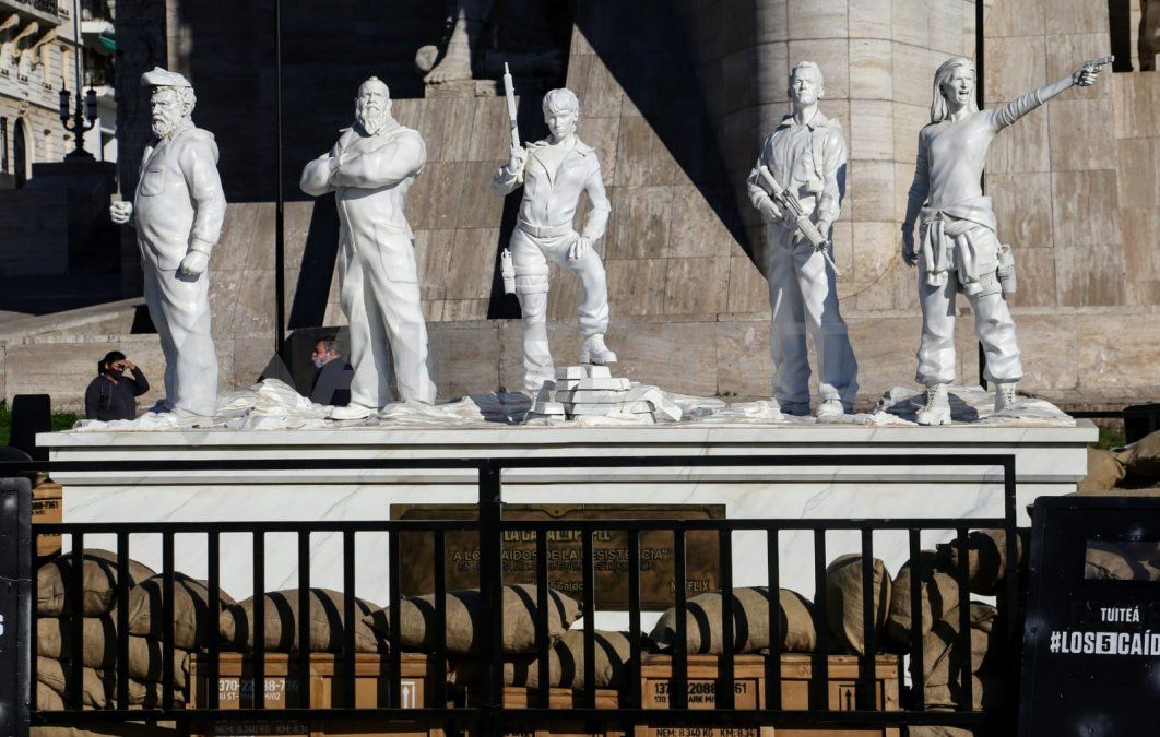 Homenaje a los 5 caídos de la serie