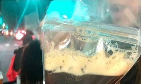 Furor en las redes por el fernet en bolsa que sirve un bar porteño Furor en las redes por el fernet en bolsa que sirve un bar porteño