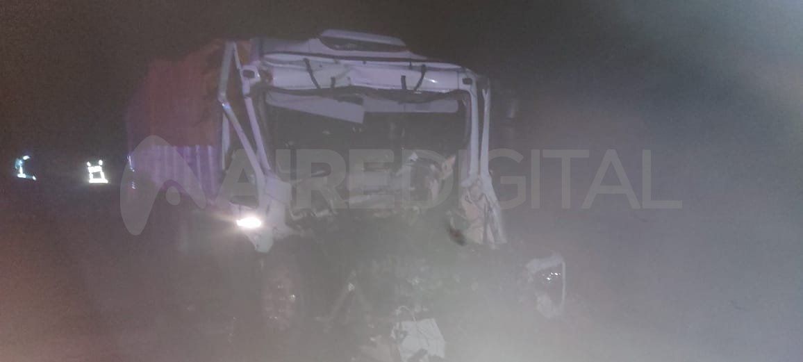 Uno de los camiones quedó sobre una de las vías y el otro sobre la banquina. 