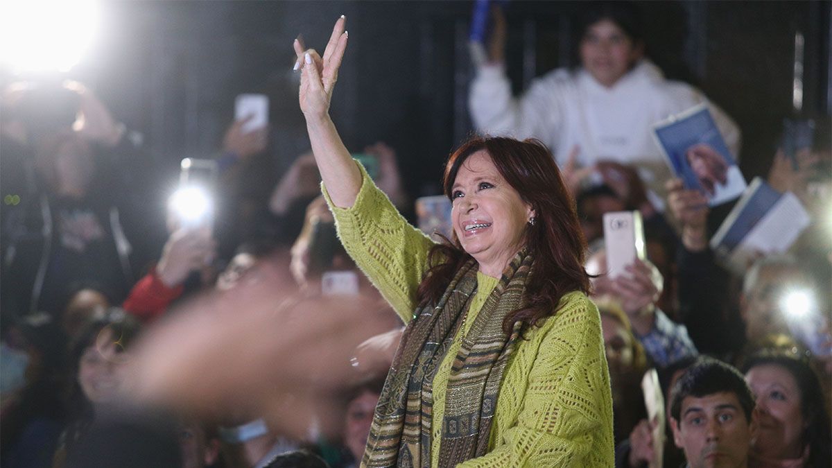 La vicepresidenta Cristina Kirchner saluda a los militantes al llegar a su casa.